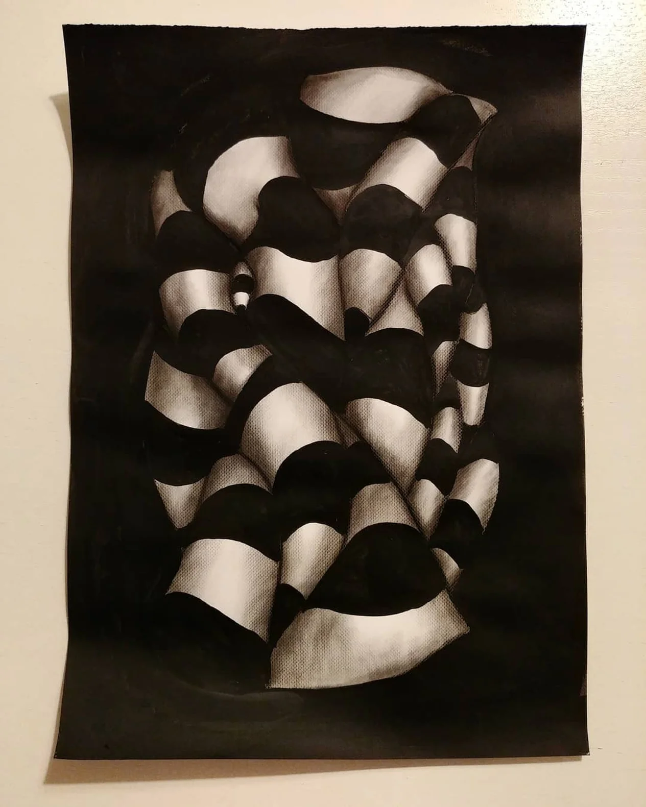 Opera materica in bianco e nero